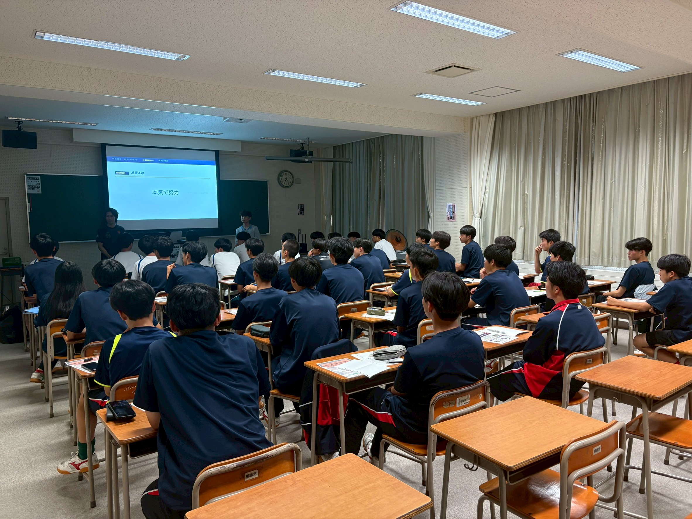啓成高校サッカー部の生徒がセミナーを聴講する様子