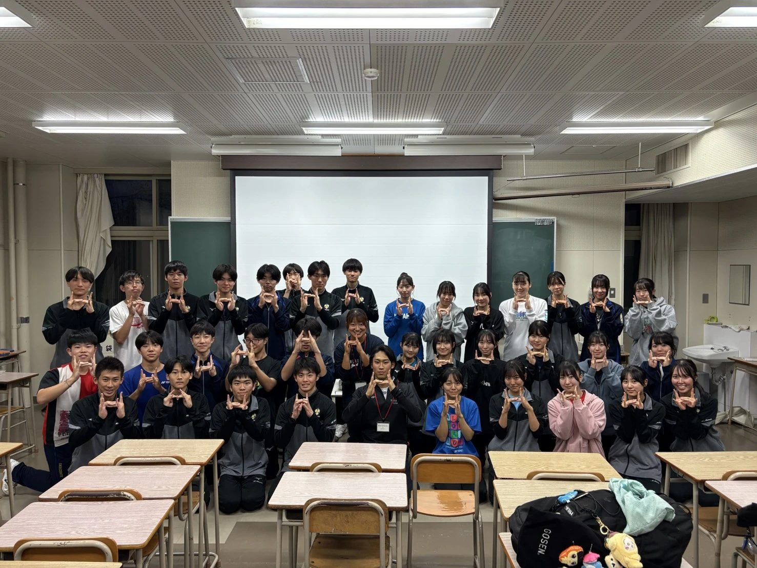 北広島高校バドミントン部との集合写真