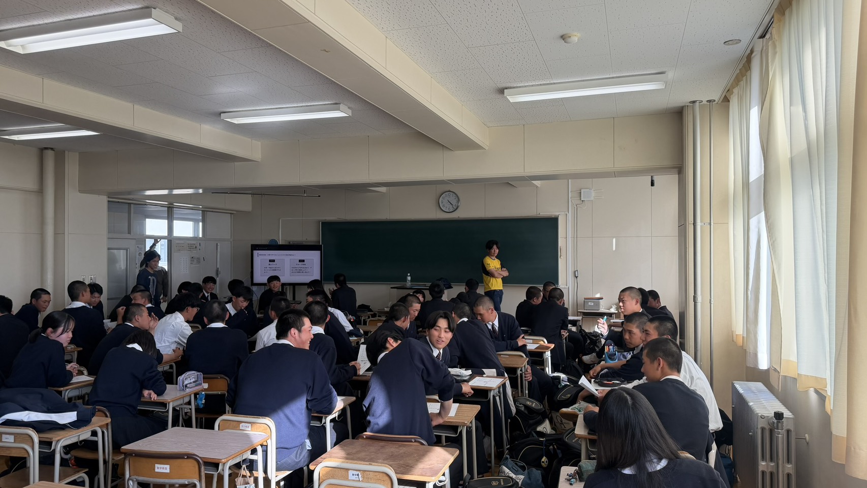 ワークショップに取り組む大麻高校野球部の生徒たち