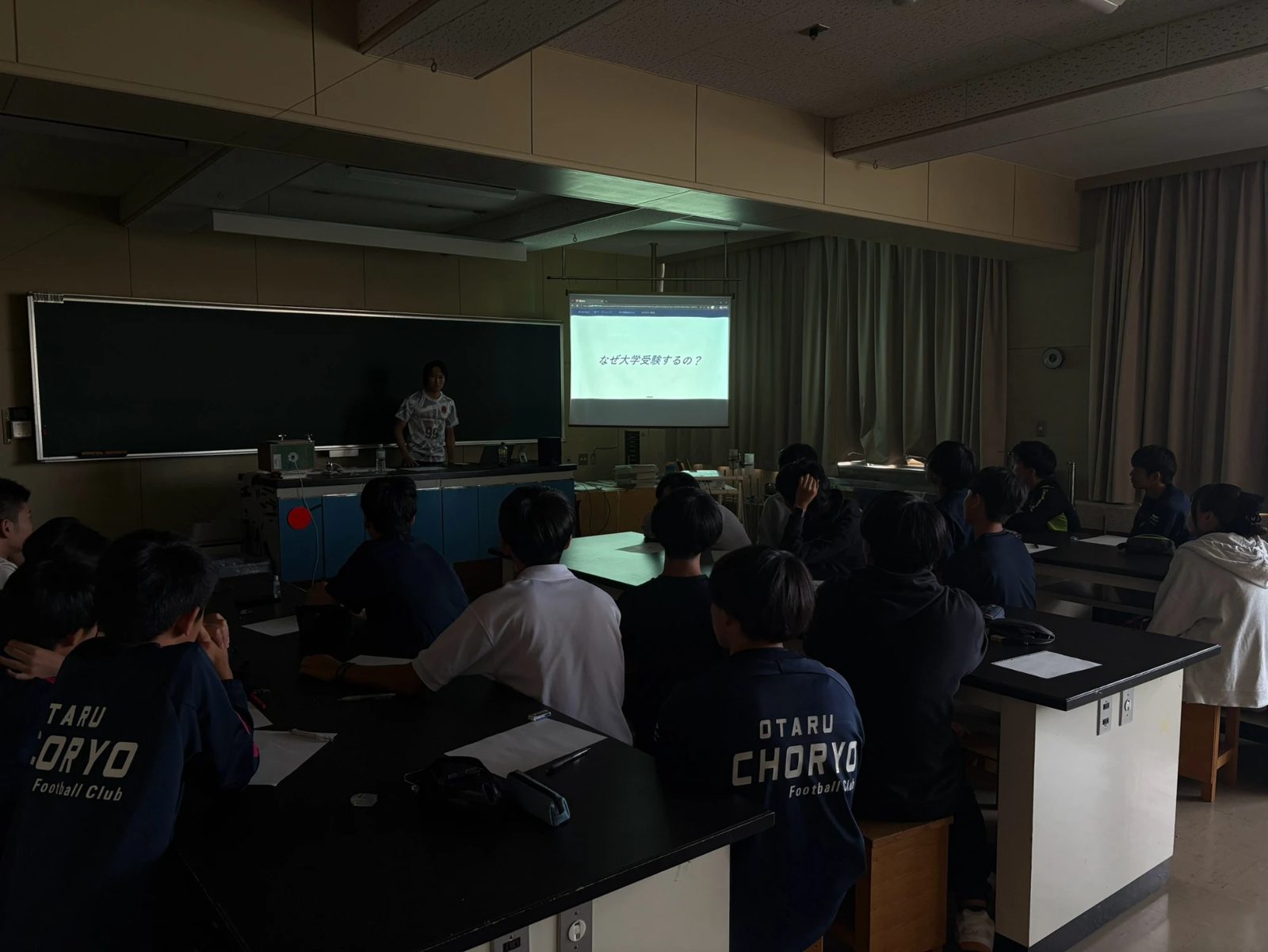 「なぜ大学受験するの？」と問いかける志村さんと聴講する生徒たち